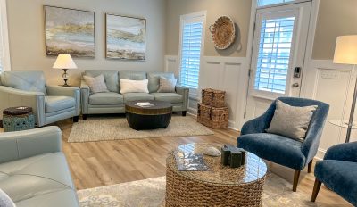 Living room seats 8 comfortably Beaufort vacation rental